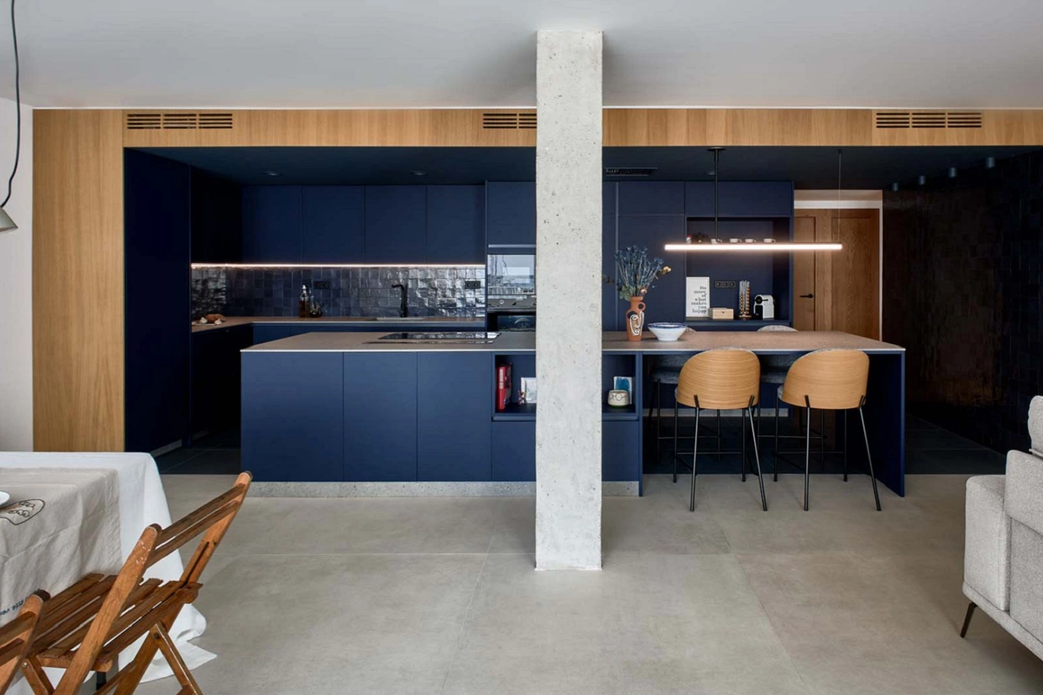 Nowoczesna, przestronna kuchnia o odważnym i eleganckim stylu